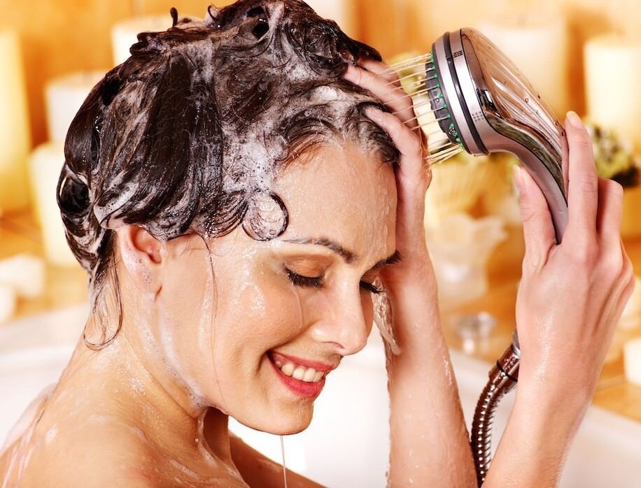 Avec le psoriasis du cuir chevelu, il faut laver avec un shampooing médicamenteux