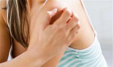 fille se grattant l'épaule